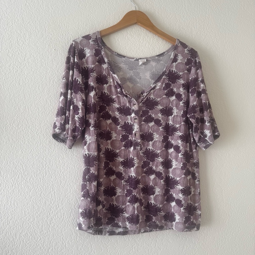 Kate Quinn Women’s Kate Quinn Lilac Anemone Tee